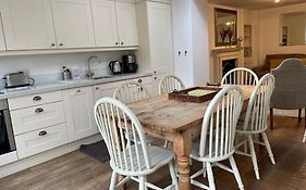 Beautiful 3 Bed Basement Flat With Garden